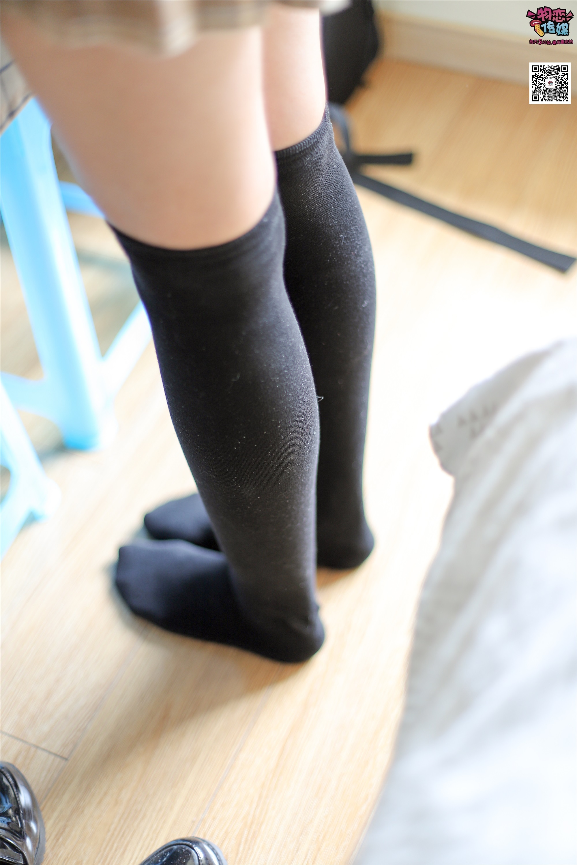 物恋传媒 No.005 JK制服高中小姐姐，棉袜加丝袜